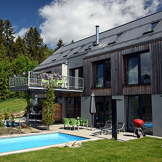 V popředí bazén apartmánu A4 Green Stone Lipno