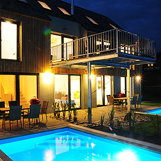 Osvětlené bazény u aparmmánů na Lipně