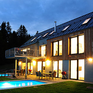 Večerní pohled na apartmány na Lipně s bazény