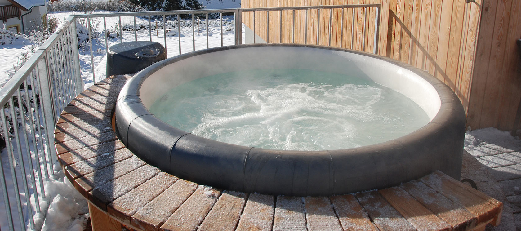 Každý apartmán je vybaven vlastní saunou, k apartmánu A8 navíc náleží vlastní parádní vířivka s výhledem na Lipno