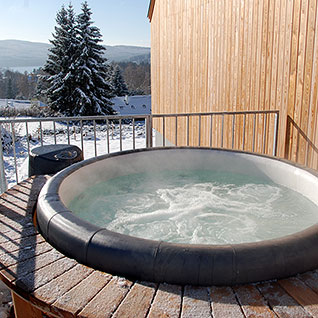 Venkovní vířivá vana u apartmánu A8 s výhledem na Lipno