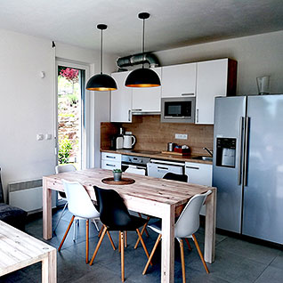 Obývací pokoj s kuchyňským koutem apartmánu A6 (Green Stone Lipno)