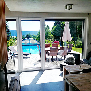 Výhled na bazén a Lipno z apartmánu A6 (Green Stone Lipno)