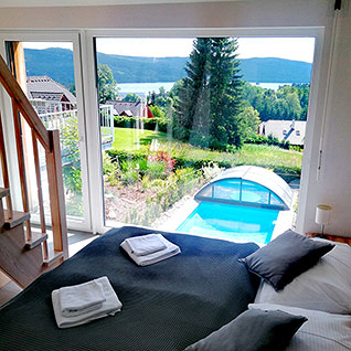 Výhled na Lipno z ložnice apartmánu A6 (Green Stone Lipno)