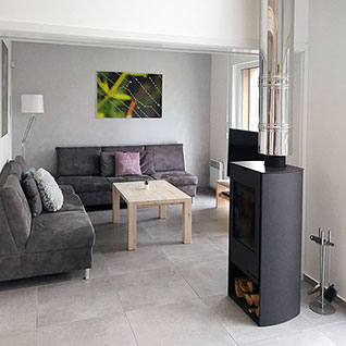 Obývací pokoj s krbem apartmánu A8 Green Stone Lipno)